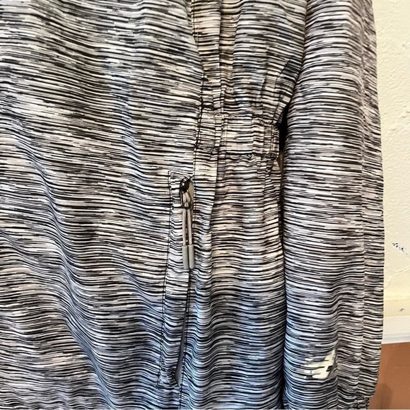 New Balance Lightweight Windbreaker Jacket Size 1X - Picture 4 of 9